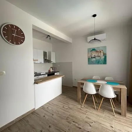 شقة Seaesta Holidays Nika